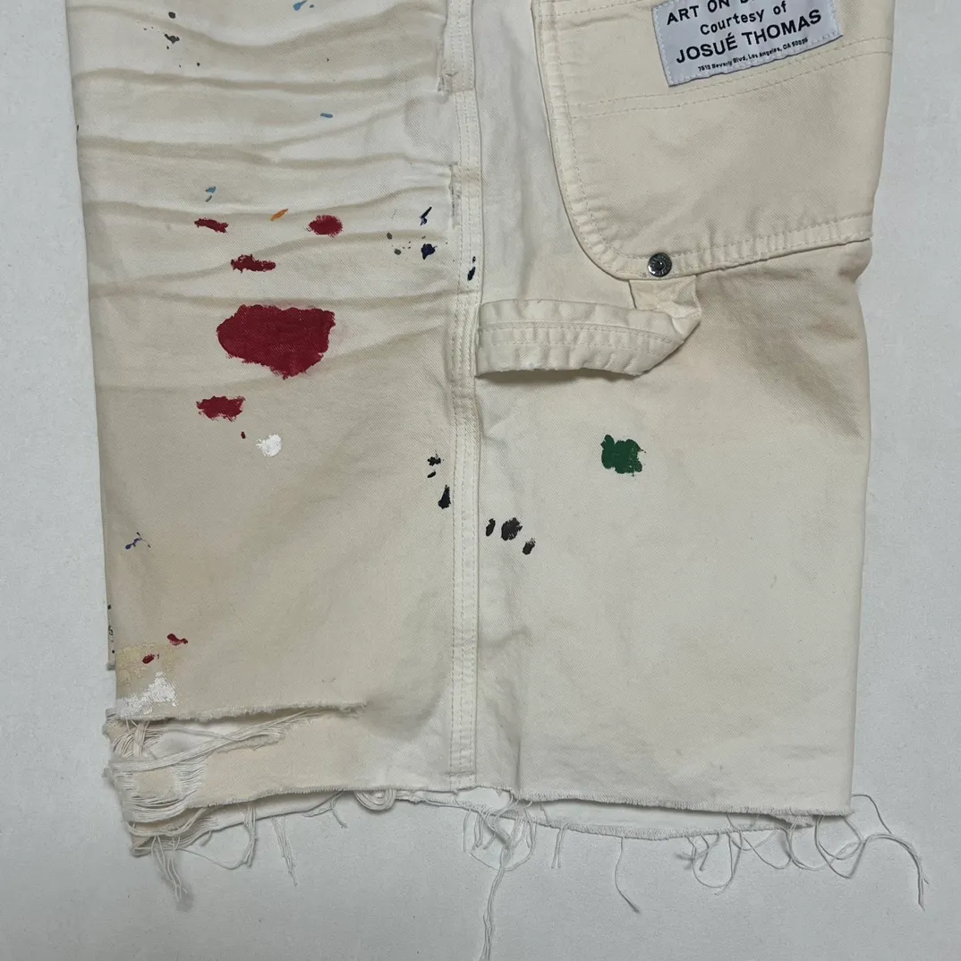 GALLERY DEPT. FLEA CARPENTER SHORTS Ink-cut knife-cut mud-dyed denim shorts. Destroy VINTAGE distressed denim shorts. Distressed white S-XL. Rewashed cement-dyed to make it old. Knife cut holes. Cat whiskers are worn. Customized full set with logo accessories. Purely handmade acrylic splash-ink graffiti.